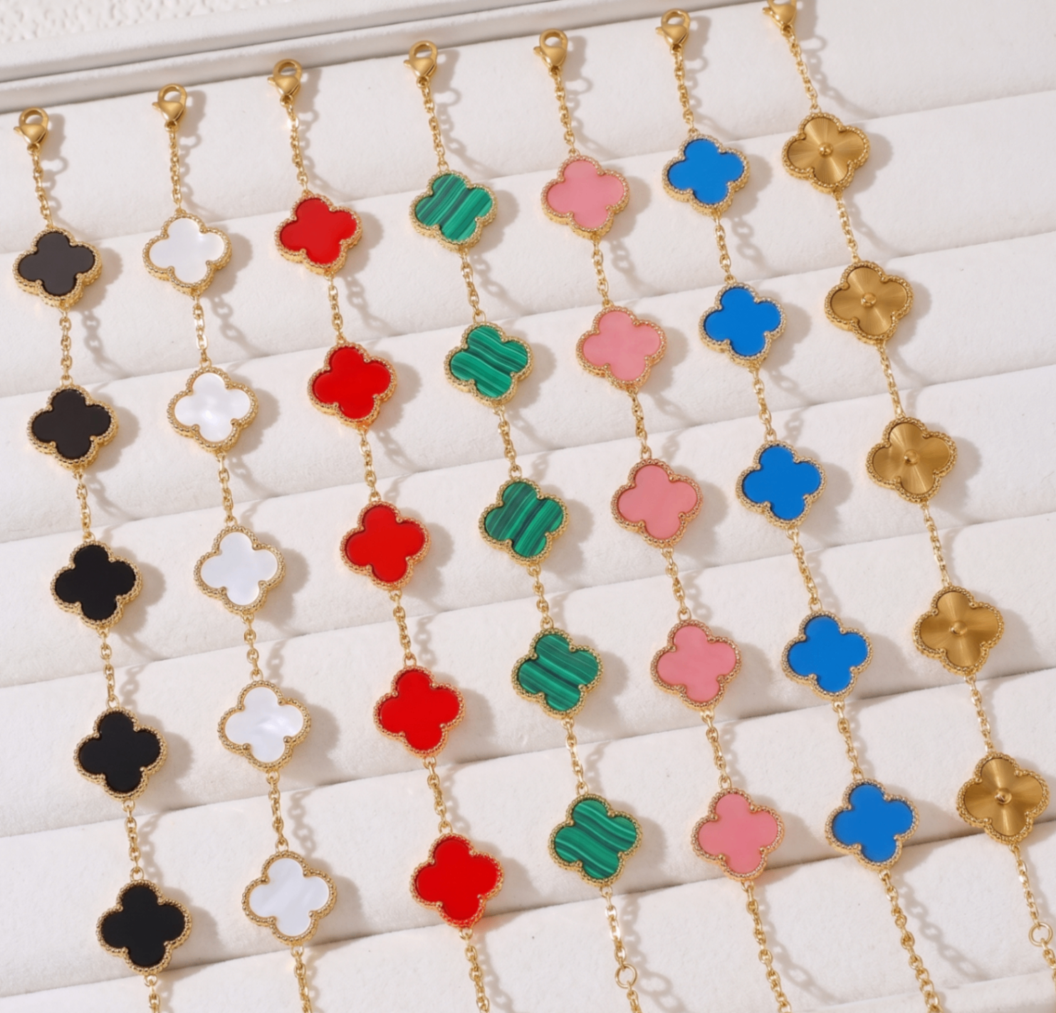 Pulsera estilo trébol con detalles dorados